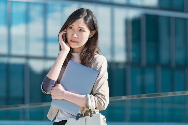 Asiatische Geschäftsfrau Ruft Mit Beunruhigtem Gesichtsausdruck Ein Smartphone — Stockfoto