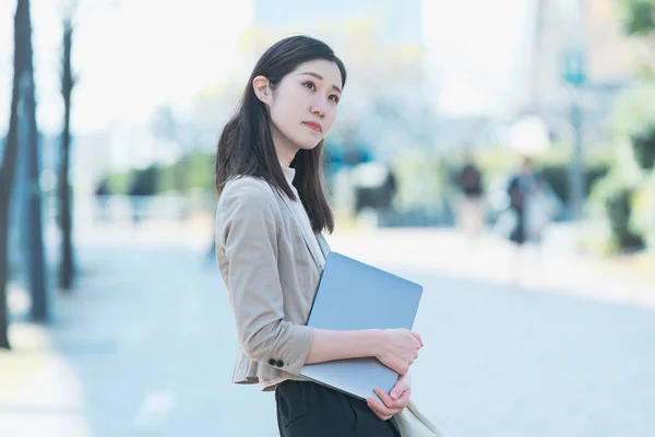 Aziatisch Japans Vrouw Kantoormedewerker Werken Buiten Met Een Laptop — Stockfoto