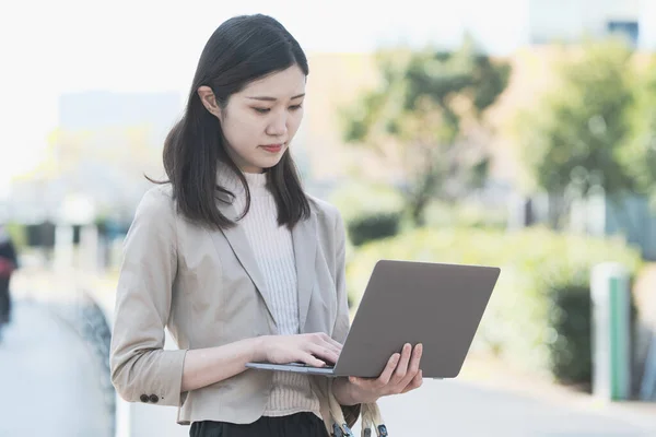 Asiatische Japanische Büroangestellte Arbeitet Freien Mit Einem Laptop — Stockfoto