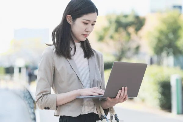 Asiatisk Japansk Kvinnlig Kontorsarbetare Som Arbetar Utomhus Med Bärbar Dator — Stockfoto