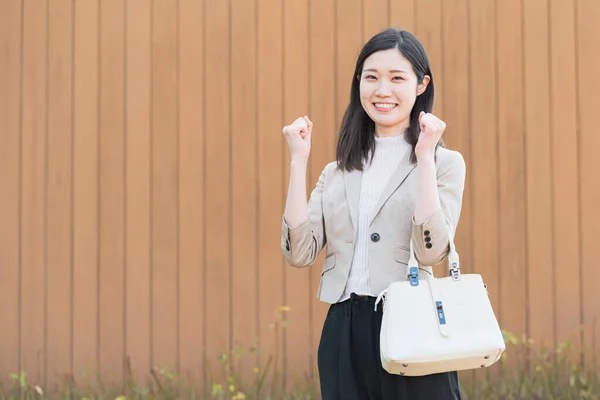 Aziatisch Japans Vrouwelijke Kantoormedewerker Poseren Sterk Met Beide Handen — Stockfoto