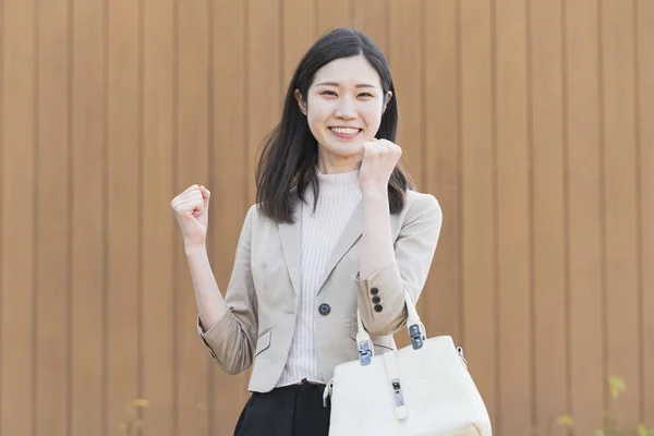 Asiatische Japanische Büroangestellte Posiert Stark Mit Beiden Händen — Stockfoto