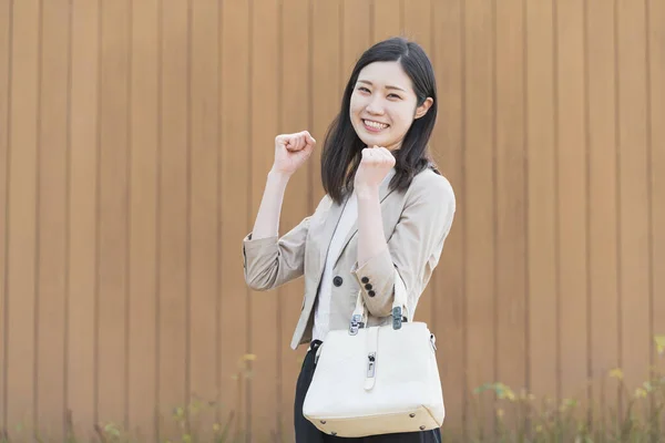 Asijská Japonská Pracovnice Kanceláře Pózuje Silně Oběma Rukama — Stock fotografie