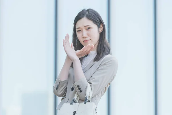 Asijská Japonská Mladá Zaměstnankyně Ustaraným Výrazem — Stock fotografie