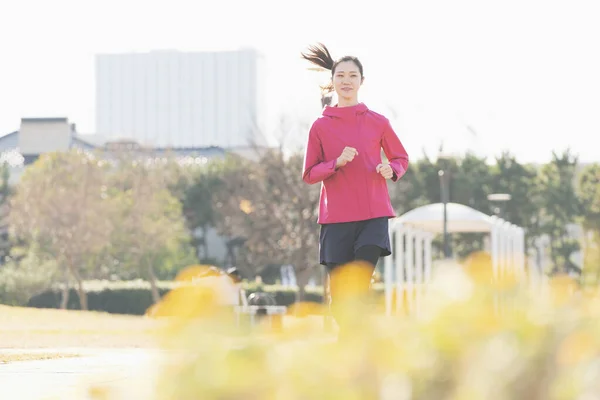 Asian Young Business Woman Exercising City Center Sunny Day — Stock Photo, Image