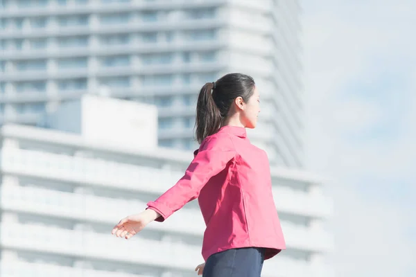 Asiática Joven Mujer Negocios Ejercicio Centro Ciudad Día Soleado —  Fotos de Stock