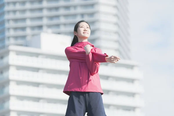 Asiatische Junge Geschäftsfrau Trainiert Einem Sonnigen Tag Der Innenstadt — Stockfoto