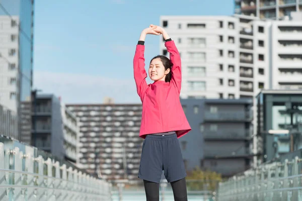 Asiatische Junge Geschäftsfrau Trainiert Einem Sonnigen Tag Der Innenstadt — Stockfoto