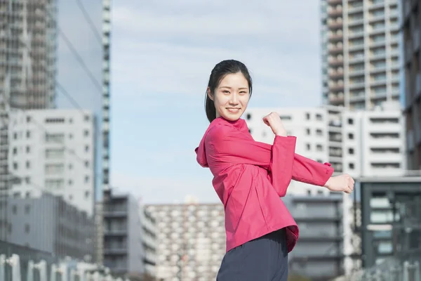 Asiatische Junge Geschäftsfrau Trainiert Einem Sonnigen Tag Der Innenstadt — Stockfoto