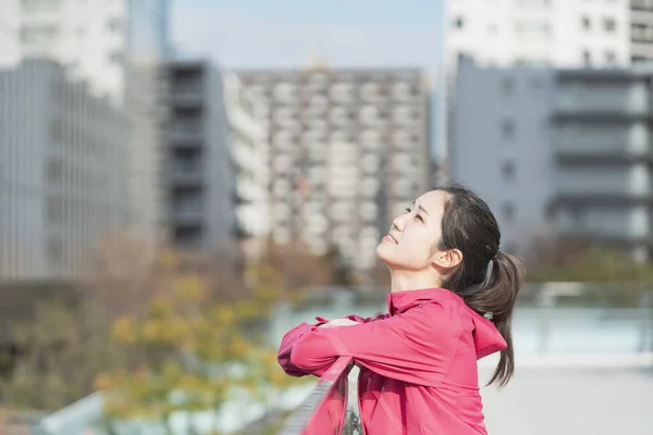 Asiatico Giovane Donna Affari Che Esercita Nel Centro Della Città — Foto Stock