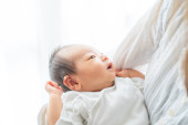 Ázsiai (japán) újszülöttet hordozó anya (0 éves 0 hónapos))