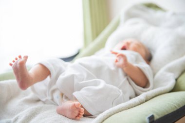 Yeni doğan Asyalı (Japon) bebek yatağında (0 yaşında))