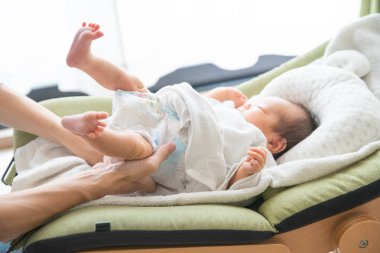 Anne değiştiren bebek bezi (0 yaşında, 0 aylık) Asyalı (Japonca)