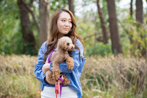 Jovem Mulher Asiática Andando Parque Com Seu Animal Estimação — Fotografia de Stock