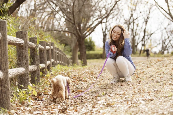 Jovem Mulher Asiática Andando Parque Com Seu Animal Estimação — Fotografia de Stock