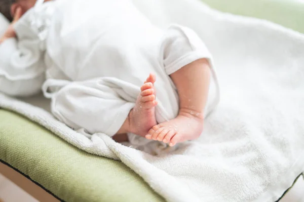 Yeni Doğan Asyalı Japon Bebek Yatağında Yaşında — Stok fotoğraf