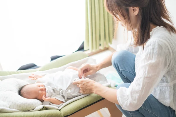 Mutter Wechselt Baby Jahre Alt Monate Alt Windel Asiatischer Japanischer — Stockfoto