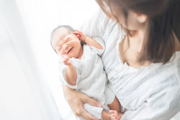 Eine Mutter Trägt Ein Asiatisches Japanisches Neugeborenes Jahre Alt Monat — Stockfoto