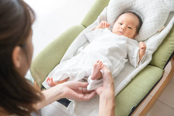Anne Değiştiren Bebek Bezi Yaşında Aylık Asyalı Japonca — Stok fotoğraf
