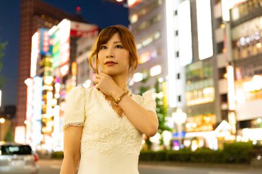 Gece kulüplerinde çalışan Asyalı (Japon) bir kadın.