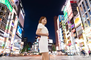 Gece kulüplerinde çalışan Asyalı (Japon) bir kadın.