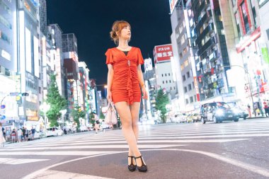 Gece kulüplerinde çalışan Asyalı (Japon) bir kadın.