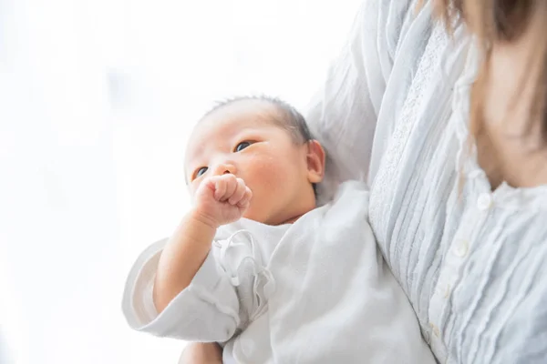 Matka Azjatyckim Japońskim Noworodkiem Latek Miesiąc Życia — Zdjęcie stockowe