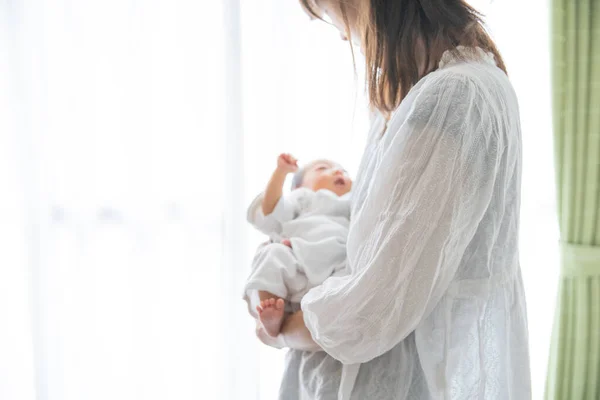 Eine Mutter Trägt Ein Asiatisches Japanisches Neugeborenes Jahre Alt Monat — Stockfoto