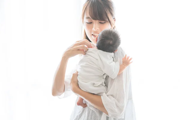 Eine Mutter Trägt Ein Asiatisches Japanisches Neugeborenes Jahre Alt Monat — Stockfoto