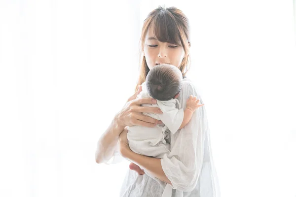 Eine Mutter Trägt Ein Asiatisches Japanisches Neugeborenes Jahre Alt Monat — Stockfoto