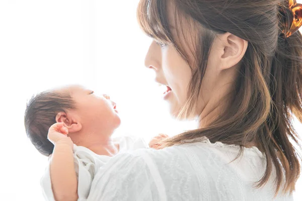 Eine Mutter Trägt Ein Asiatisches Japanisches Neugeborenes Jahre Alt Monat — Stockfoto