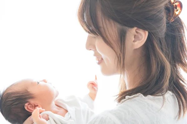 Uma Mãe Carregando Bebê Recém Nascido Asiático Japonês Ano Idade — Fotografia de Stock