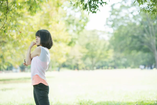 Asijské Japonské Mladá Žena Strečink Parku Plném Zeleně — Stock fotografie