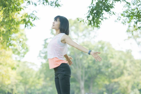 Femme Asiatique Prenant Une Profonde Respiration Pendant Exercice Dans Parc — Photo