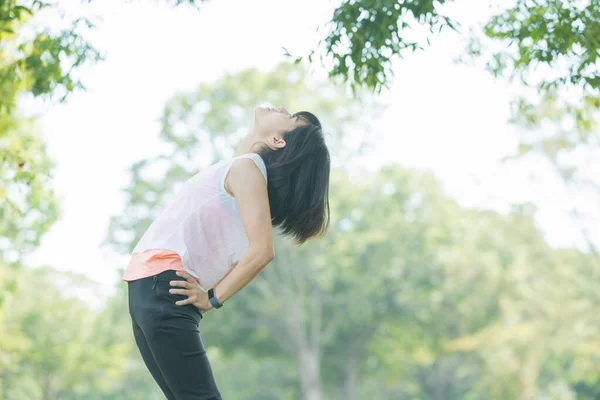 Femme Asiatique Prenant Une Profonde Respiration Pendant Exercice Dans Parc — Photo