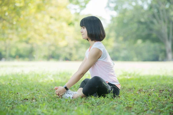 Азиатская Японская Молодая Женщина Растянувшаяся Парке Полном Зелени — стоковое фото