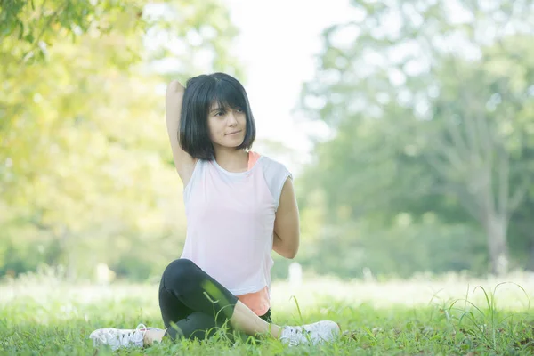 Asiática Japonesa Jovem Mulher Que Estende Parque Cheio Vegetação — Fotografia de Stock