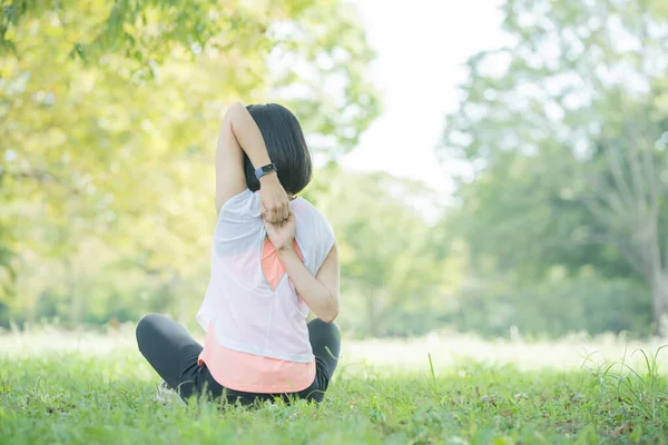 Azji Japoński Młoda Kobieta Rozciągająca Się Parku Pełnym Zieleni — Zdjęcie stockowe