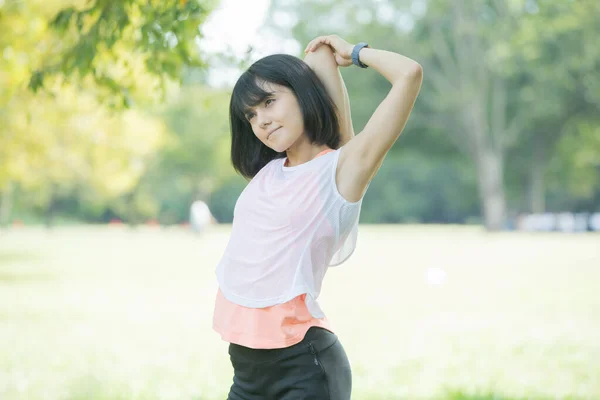 Aziatisch Japans Jonge Vrouw Stretching Een Park Vol Groen — Stockfoto