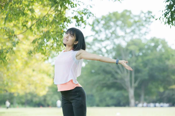 Aziatisch Japans Jonge Vrouw Stretching Een Park Vol Groen — Stockfoto