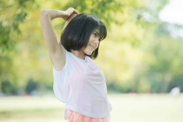 Asiática Japonesa Jovem Mulher Que Estende Parque Cheio Vegetação — Fotografia de Stock