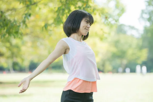 Asiática Mulher Tomando Uma Respiração Profunda Durante Exercício Parque — Fotografia de Stock