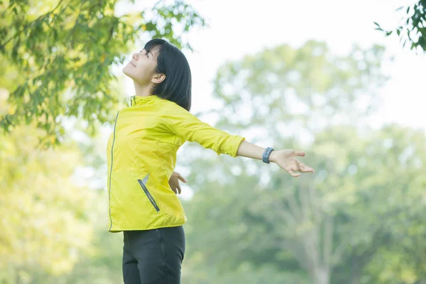 Femme Asiatique Prenant Une Profonde Respiration Pendant Exercice Dans Parc — Photo