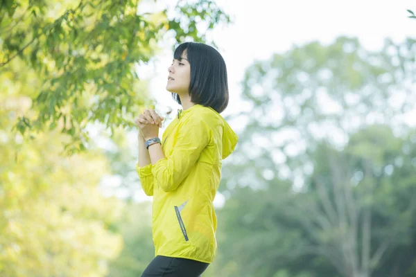 Asiatique Japonais Jeune Femme Étirant Dans Parc Plein Verdure — Photo