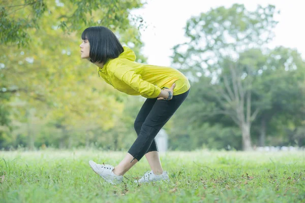 Asiatische Japanische Junge Frau Dehnt Sich Einem Park Voller Grün — Stockfoto