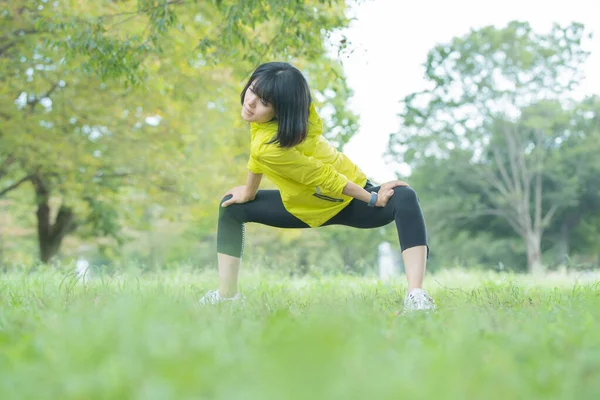 Asiatique Japonais Jeune Femme Étirant Dans Parc Plein Verdure — Photo
