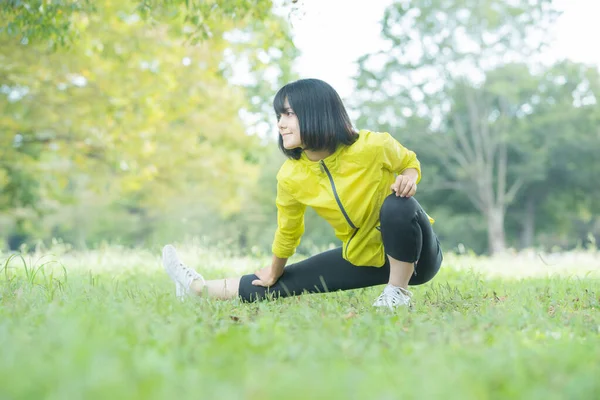 Asiatique Japonais Jeune Femme Étirant Dans Parc Plein Verdure — Photo