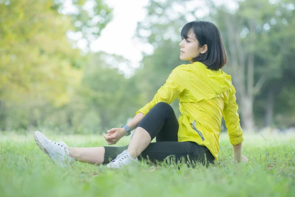 Asiatische Japanische Junge Frau Dehnt Sich Einem Park Voller Grün — Stockfoto