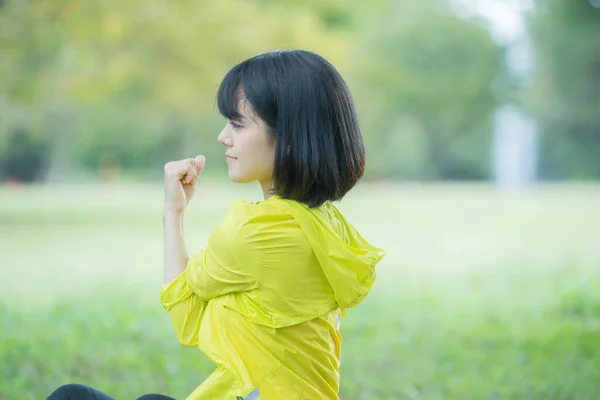 Asiatique Japonais Jeune Femme Étirant Dans Parc Plein Verdure — Photo