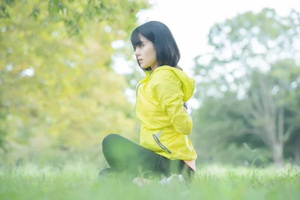 Asiatische Japanische Junge Frau Dehnt Sich Einem Park Voller Grün — Stockfoto